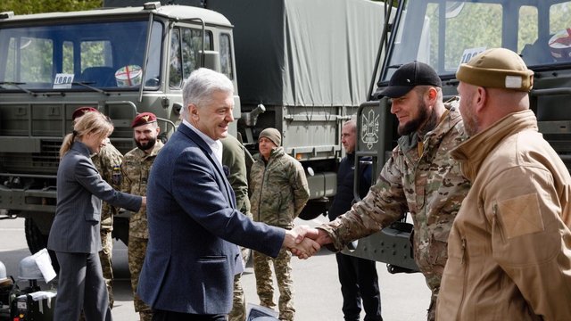 Порошенко передав ЗСУ нову партію техніки та повідомив, що розділ майна з дружиною був потрібний саме для цього