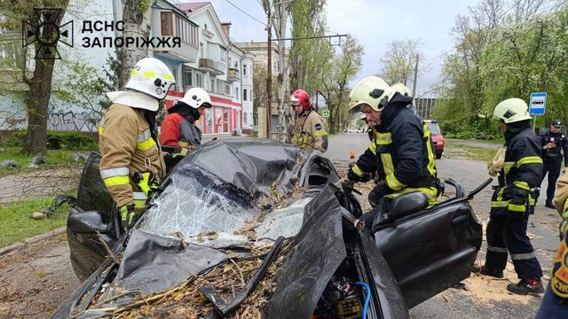Негода в Україні забрала життя вже трьох людей, залишаються знеструмленими 700 населених пунктів – поліція