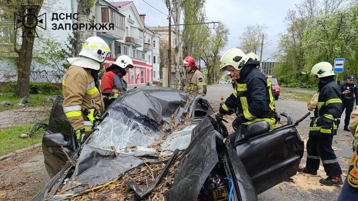 Негода в Україні забрала життя вже трьох людей, залишаються знеструмленими 700 населених пунктів – поліція
