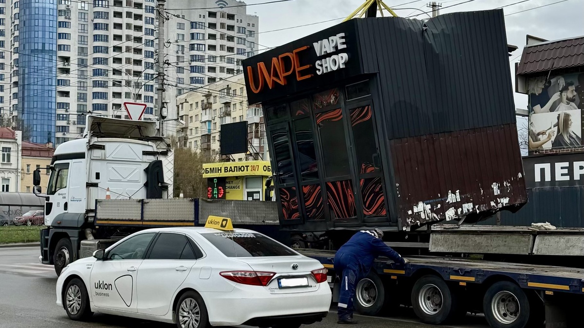 Kyiv steps up demolition of illegal temporary structures – city administration