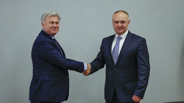 Повноважний посол Республіки Молдова в Україні Віктор Кіріле (зліва) та голова Державної митної служби України Орест Мандзій. 27.04.2026