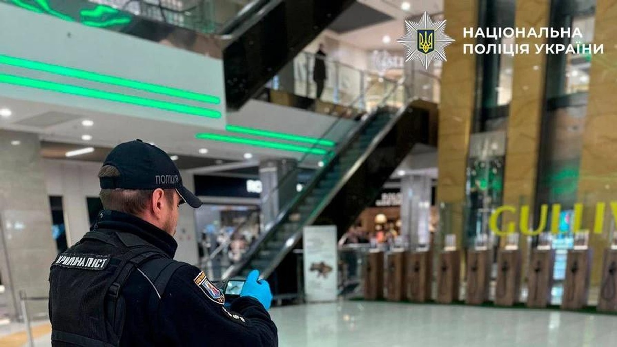 У Києві відвідувач ТЦ впав з 5-го поверху і загинув, поліція з'ясовує обставини