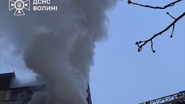 У Луцьку через пожежі після ворожого обстрілу значне задимлення, мешканців просять зачиняти вікна