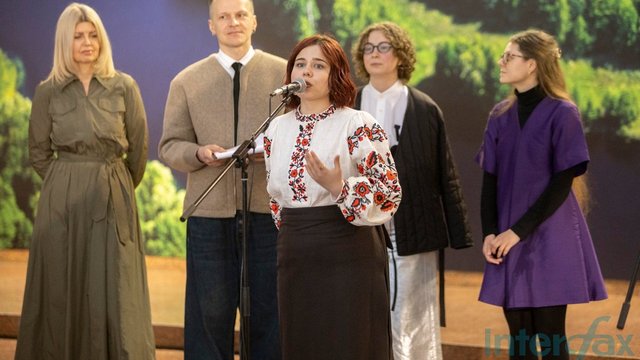 Крайня зліва — директорка Національного центру "Український дім" Ольга Вієру; далі зліва направо куратори: Олексій Ананов, Оксана Семенік , Тетяна Гаук, Аліса Гришанова. Відкриття виставкового проєкту "Чорнобиль. Обʼєкт укриття". Національний центр "Украї