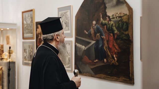 У Лаврі відкрили великодню виставку з унікальними скарбами з фондосховищ