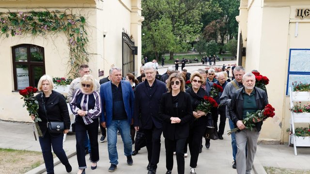 Порошенко с фракцией "Европейская солидарность" приехал на прощание со Степаном Кубивым