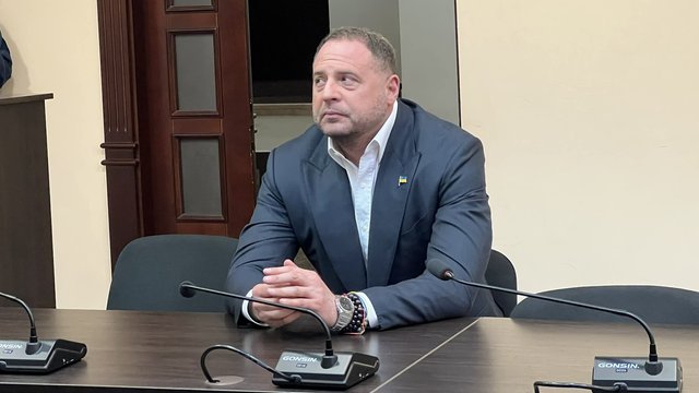 Єрмак заявляє, що виконав усі зобов'язання суду, здав закордонні паспорти та носить електронний браслет
