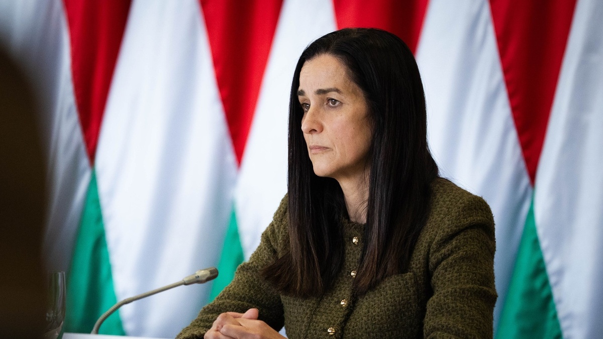 Глава МЗС Угорщини засудила напад РФ, висловила підтримку народу України