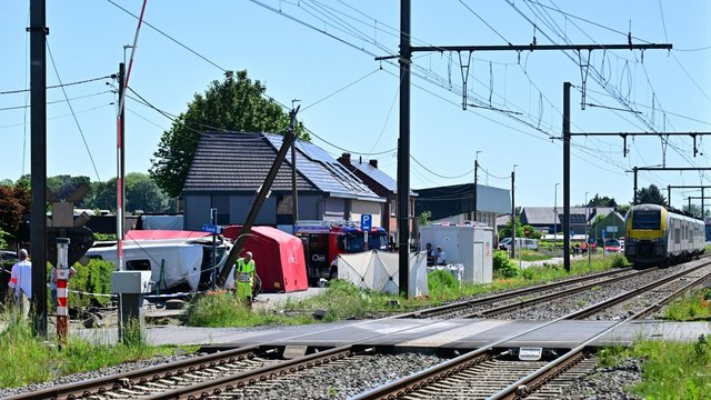 Щонайменше 4 загиблих та 2 поранених через зіткнення шкільного автобуса з поїздом у Бельгії – ЗМІ
