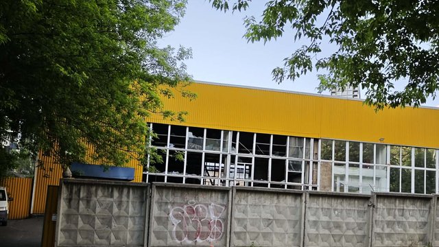 Репортаж: На місцях ударів в Києві тривають відновлювальні роботи, вибиті шибки закриті дошками, більшість бізнесів працює
