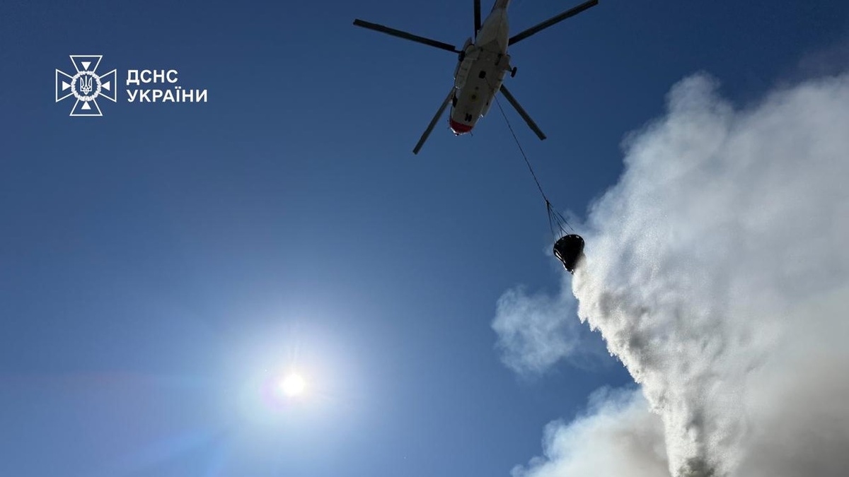 На Київщині після обстрілу ліквідували масштабну пожежу на площі 10 тис. кв. м – ДСНС