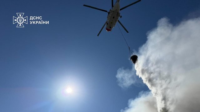 На Київщині після обстрілу ліквідували масштабну пожежу на площі 10 тис. кв. м – ДСНС