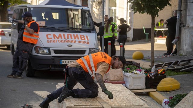 Репортаж: На місцях ударів в Києві тривають відновлювальні роботи, вибиті шибки закриті дошками, більшість бізнесів працює