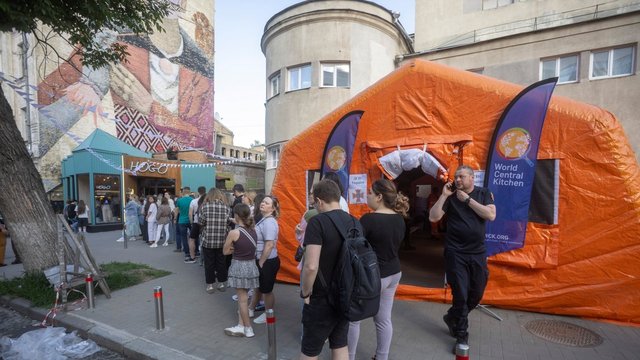Репортаж: На місцях ударів в Києві тривають відновлювальні роботи, вибиті шибки закриті дошками, більшість бізнесів працює