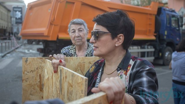 Репортаж: На місцях ударів в Києві тривають відновлювальні роботи, вибиті шибки закриті дошками, більшість бізнесів працює