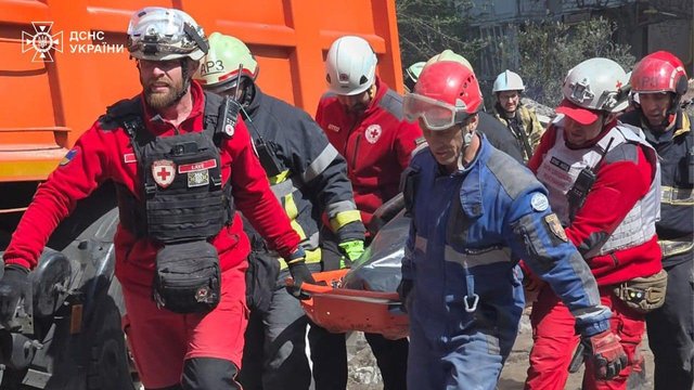 УЧХ бере участь у рятувальних заходах на місці руйнувань житлового будинку після російської атаки на Київ