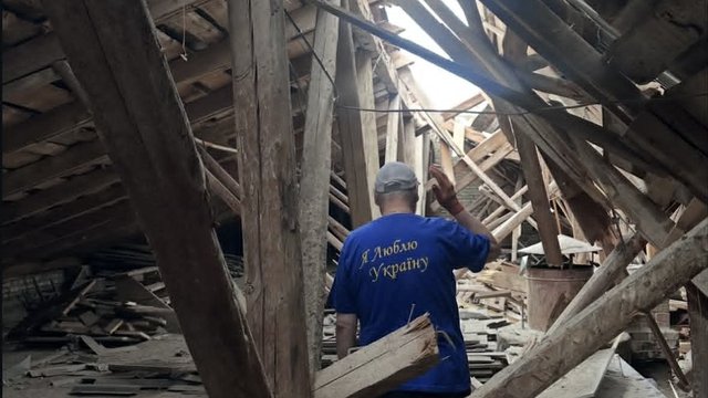 Стіна не витримала, мозаїка виявилась стійкішою: зруйнований ракетою культурний простір Hinaus у Києві планує відбудуватись