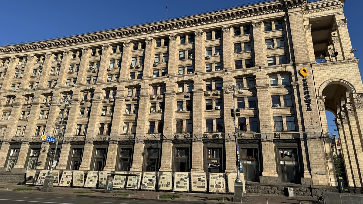 Російський обстріл пошкодив головний офіс "Укрпошти" на Майдані Незалежності
