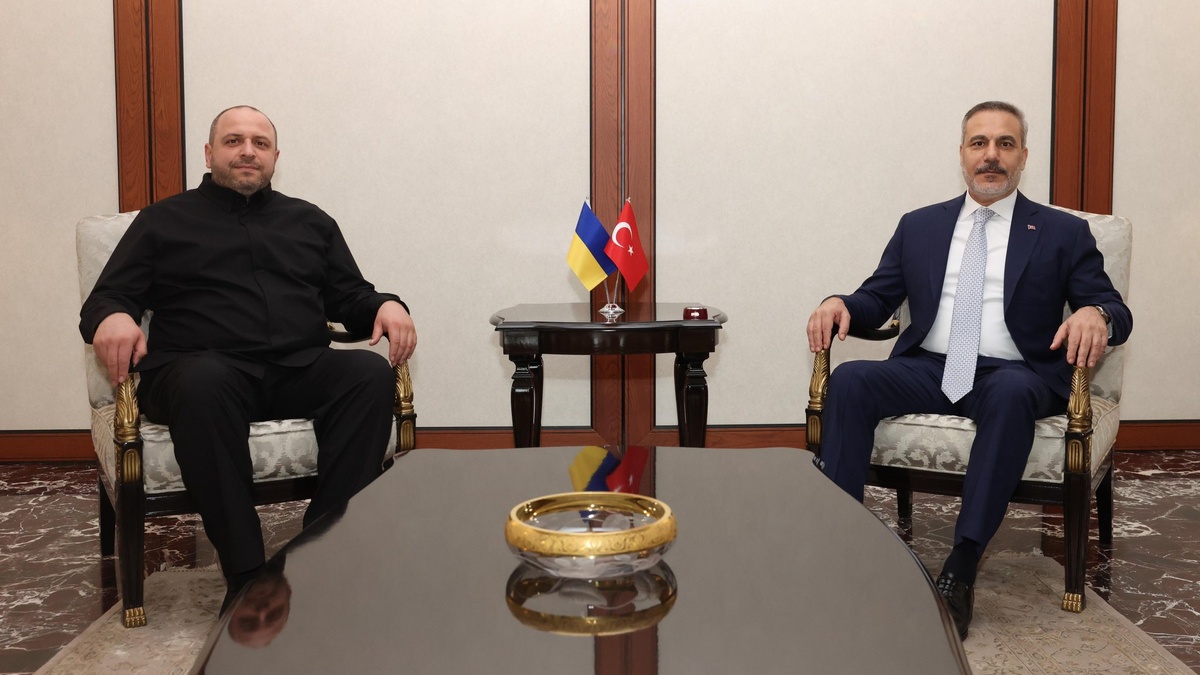 Глава МЗС Туреччини провів переговори з Умєровим в Анкарі