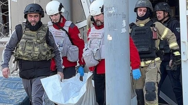 УЧХ допомагав постраждалим після атаки РФ на житловий квартал Дніпра