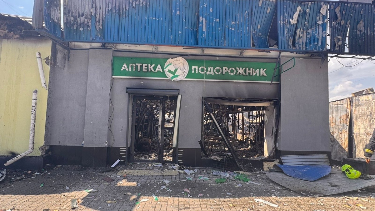Під час обстрілу в ніч на неділю в Києві постраждали аптеки мереж 