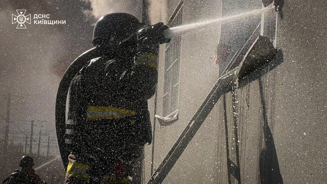 Рятувальники ліквідували пожежу на Київщині, що виникла через влучання російського дрона