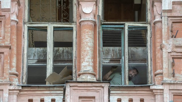 Репортаж: На місцях ударів в Києві тривають відновлювальні роботи, вибиті шибки закриті дошками, більшість бізнесів працює