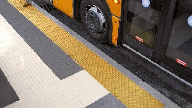 В Києві цього року зроблять безбар’єрними понад 150 житлових будинків, 205 автобусів, понад 300 переходів - Кличко
