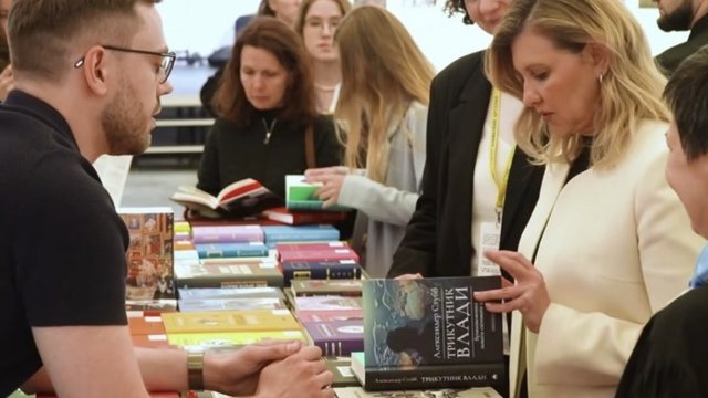 Стало відомо, які книги Олена Зеленська придбала на Книжковому Арсеналі