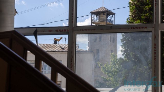 Репортаж: На місцях ударів в Києві тривають відновлювальні роботи, вибиті шибки закриті дошками, більшість бізнесів працює