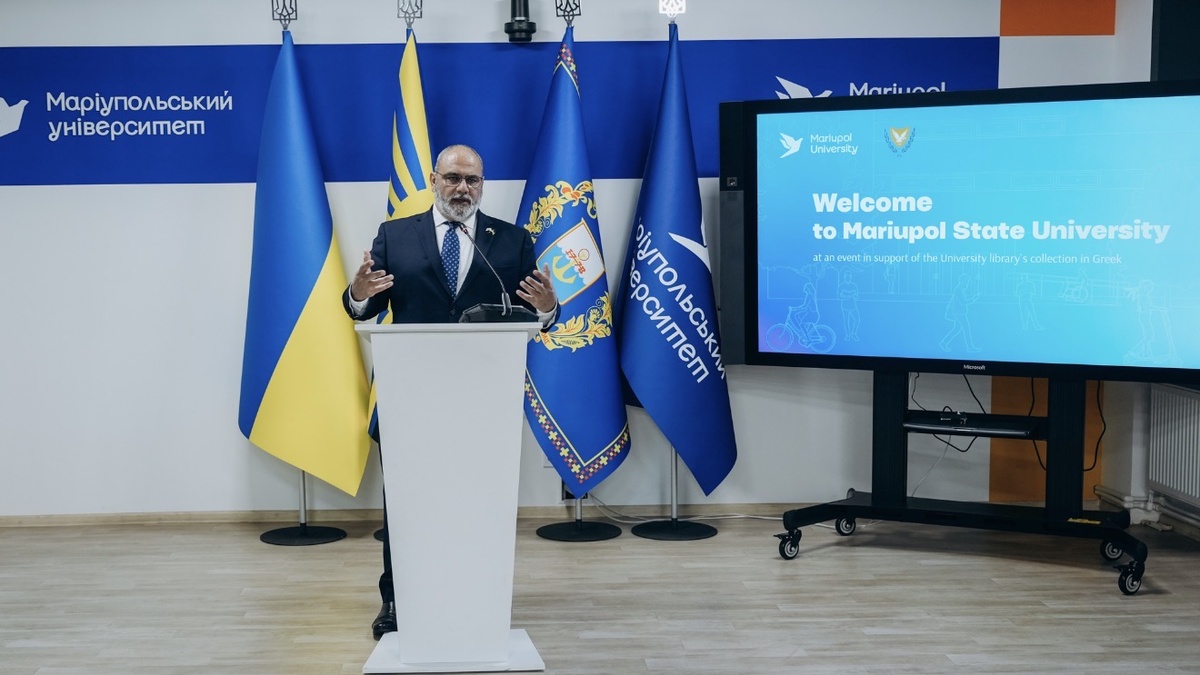 Посольство Кіпру передало Маріупольському університету книжки для відновлення грецькомовної бібліотечної колекції