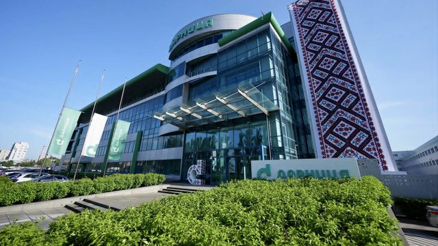 Фармкомпанія "Дарниця" до Дня вишиванки прикрасила офіс вишиванкою з традиційним орнаментом Лівобережжя Київщини