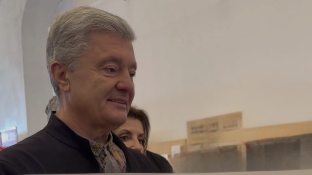 Порошенко придбав на Книжковому Арсеналі близько 80 книг і планує прочитати нову книгу Ліни Костенко