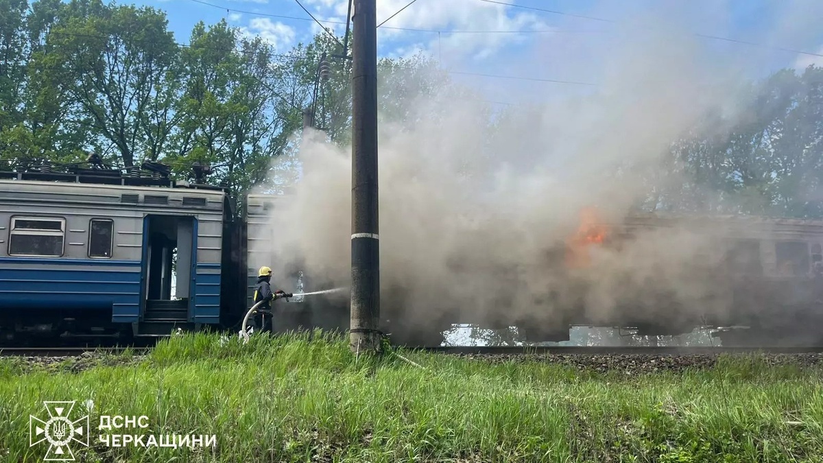 Рятувальники ліквідували пожежу електропоїзда на Черкащині – ДСНС