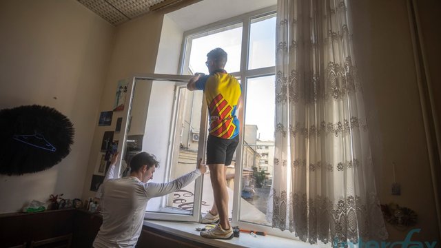 Репортаж: На місцях ударів в Києві тривають відновлювальні роботи, вибиті шибки закриті дошками, більшість бізнесів працює