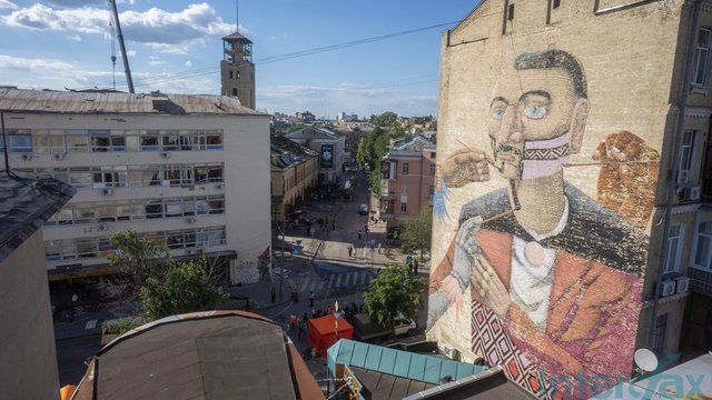 Репортаж: На місцях ударів в Києві тривають відновлювальні роботи, вибиті шибки закриті дошками, більшість бізнесів працює