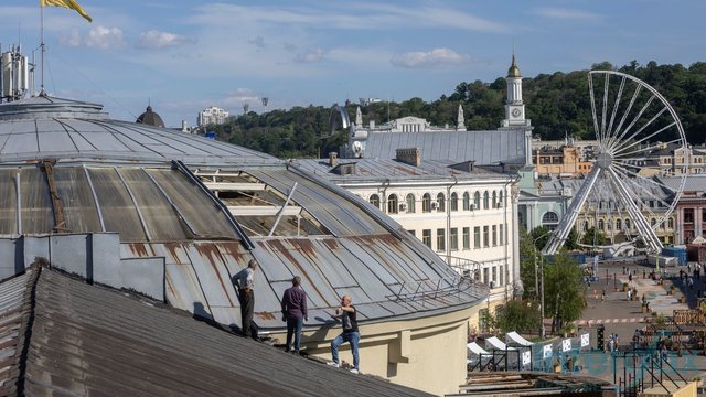 Репортаж: На місцях ударів в Києві тривають відновлювальні роботи, вибиті шибки закриті дошками, більшість бізнесів працює