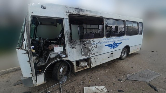 Ворог вдруге атакував маршрутку в Херсоні, постраждав водій – ОВА