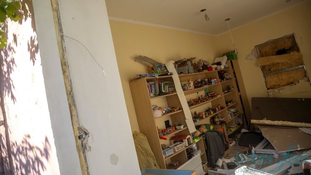 Репортаж: На місцях ударів в Києві тривають відновлювальні роботи, вибиті шибки закриті дошками, більшість бізнесів працює