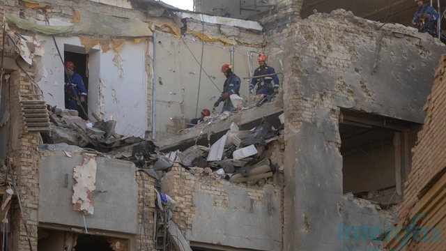 Репортаж: На місцях ударів в Києві тривають відновлювальні роботи, вибиті шибки закриті дошками, більшість бізнесів працює
