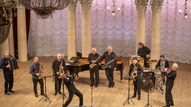 "Київський квартет саксофоністів", Олександр Рукомойніков, саксофони, Вячеслав Полянський, фортепіано, Костянтин Стрельченко, акордеон, Володимир Шпудейко, степ-данс, Олександр Томчук, перкусія, Олег Пахомов, барабани, виступають на концерті "Життя, присв