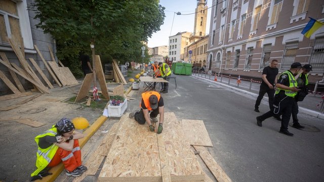Репортаж: На місцях ударів в Києві тривають відновлювальні роботи, вибиті шибки закриті дошками, більшість бізнесів працює