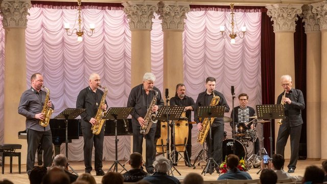 "Київський квартет саксофоністів", Олександр Рукомойніков, саксофони, Олександр Томчук, перкусія, Олег Пахомов, барабани, виступають на концерті "Життя, присвячене музиці". Велика зала Національної філармонії України, Київ, 17.05.2026
