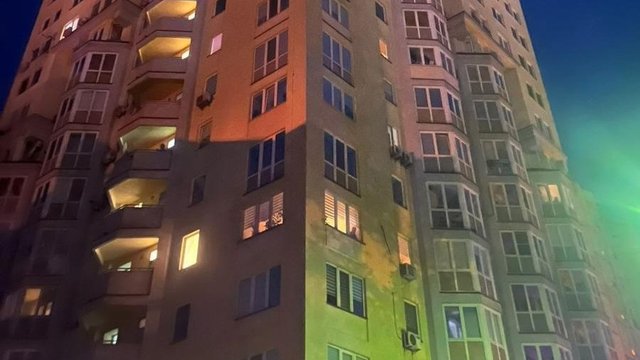 У Києві уламки ворожих БпЛА на дах багатоповерхівки спричинили пожежу – мер