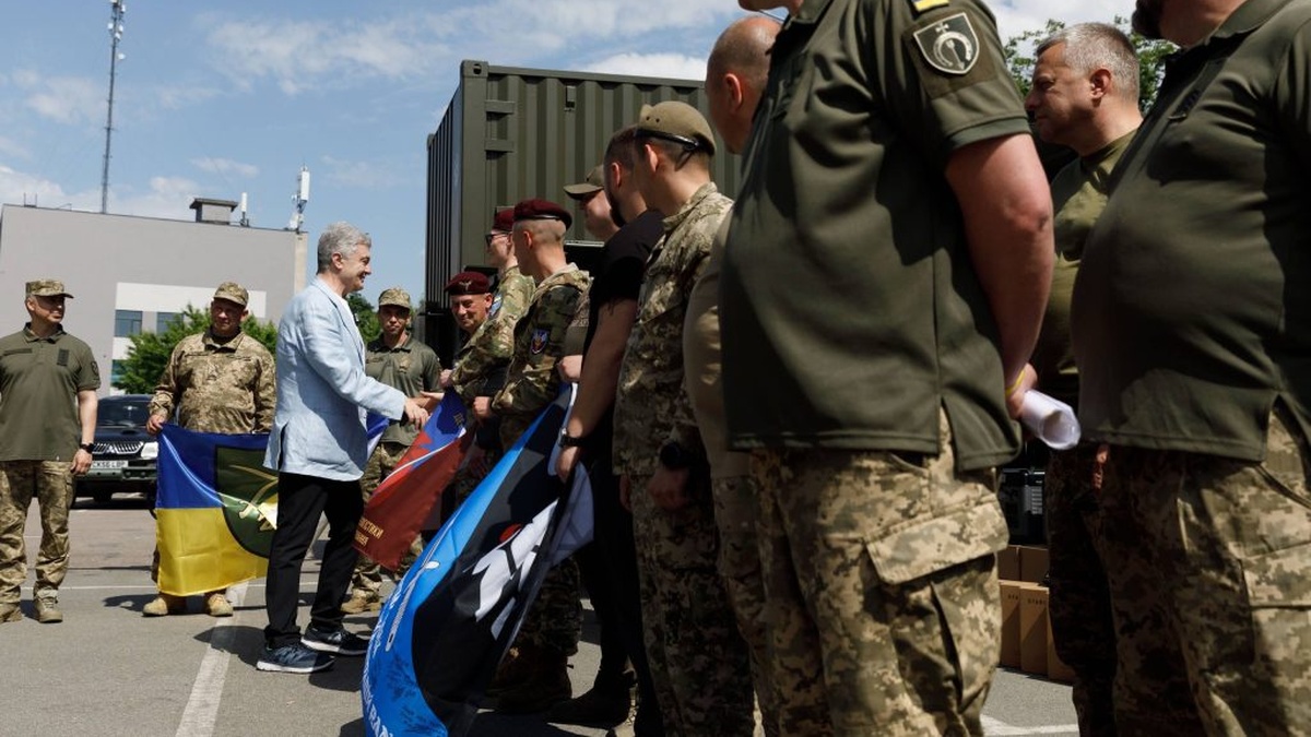 Порошенко передав чергову партію техніки у 9 підрозділів Сил оборони