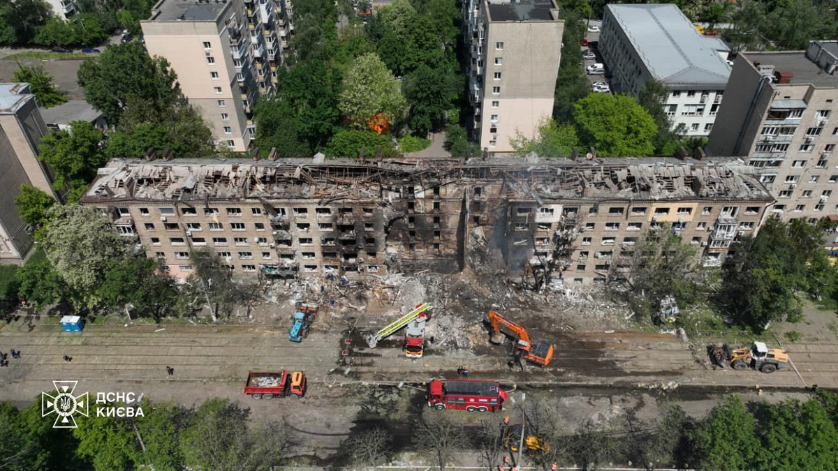 У Києві на місці руйнування житлової 5-поверхівки працюють 53 рятувальники та 16 од. техніки – ДСНС