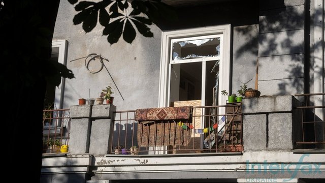 Репортаж: На місцях ударів в Києві тривають відновлювальні роботи, вибиті шибки закриті дошками, більшість бізнесів працює