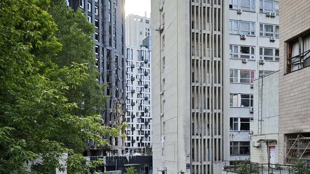 Репортаж: На місцях ударів в Києві тривають відновлювальні роботи, вибиті шибки закриті дошками, більшість бізнесів працює