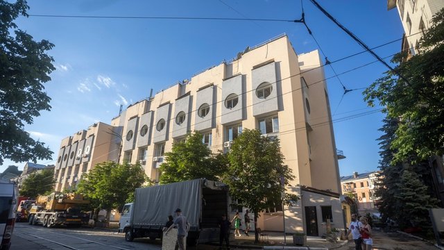 Репортаж: На місцях ударів в Києві тривають відновлювальні роботи, вибиті шибки закриті дошками, більшість бізнесів працює