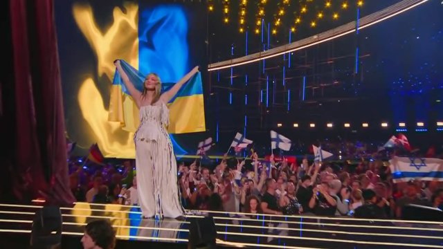 Виконавиця Вікторія Лелека (сценічний псевдонім Leléka) з прапором України